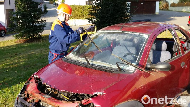 Was gilt es zu beachten, wenn ein Fahrzeug verunfallt ist und es dabei um Menschenrettung geht? Die Nachwuchskräfte der Oberlinder Feuerwehr wissen darüber schon gut Bescheid. Bild: dob