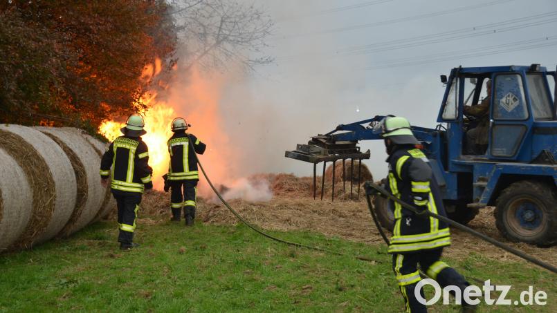 Immer wieder züngelten Flammen aus den Strohballen. Bild: dob