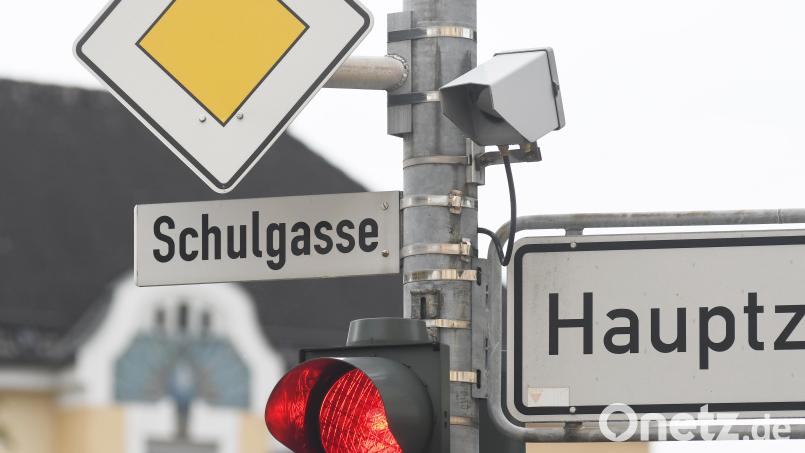 Diese Kameras an den Ampeln sind nicht zur Überwachung angebracht. Sie prüfen lediglich, wie dicht der Verkehr ist, um die Grünphase zu regeln. Die Stadt Weiden verzichtet innerorts gänzlich auf Videoüberwachung. Bild: Gabi Schönberger