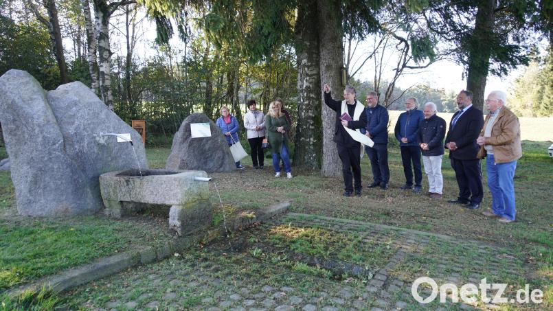 Pfarrer Norbert Götz segnet den Schönwerth-Brunnen. Zuvor hielt Georg Schmidbauer (rechts) aus Oberbernrieth die Festansprache. Bild: fvo