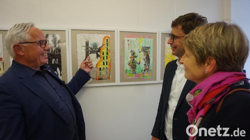Gerne spricht Jürgen Huber (links) mit Gästen der Vernissage den thematischen Hintergrund der Bilder. Hier mit dem Schönseer Arztehepaar Carmen und Friedrich Feldmeier. Bild: eib