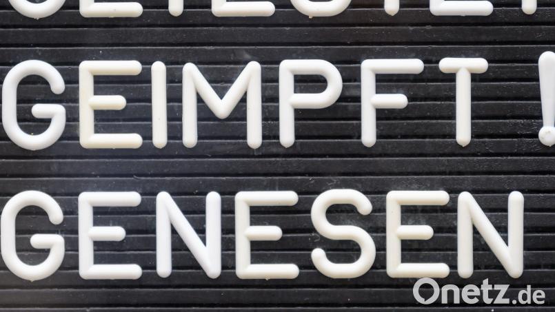 „Getestet! Geimpft! Genesen!“ steht auf einem Schild an einer Bar. Bild: Robert Michael/dpa