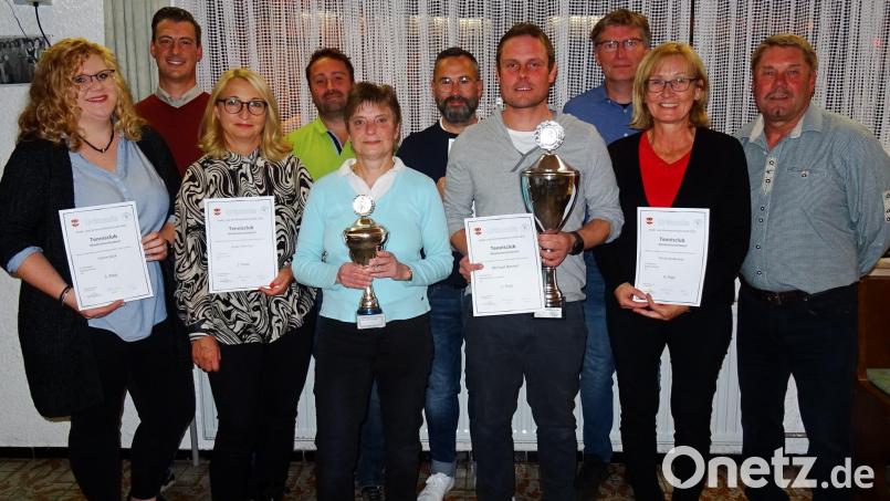 Der Tennisclub Windischeschenbach ehrt die neuen Vereinsmeister. Von links: Celine Käck, Florian Kupsch, Heike Merther, Markus Schandri, Martina Weber, Tobias Kaufmann, Michael Benner, Bernhard Birkner, Christine Benner und Thomas Benner. Bild: Bernhard Birkner/exb