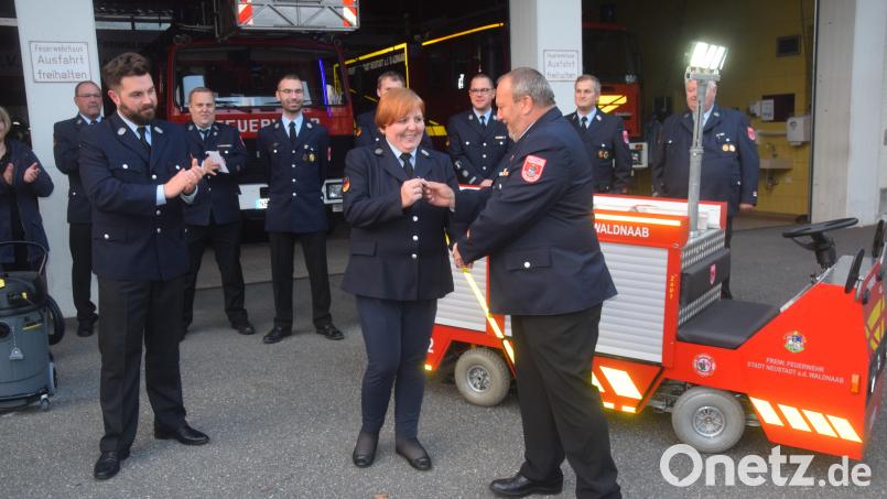 Den Schlüssel für das Einsatzfahrzeug der &quot;FireKids&quot; überreicht (vorne, von rechts) Kommandant Michael Spranger an die Leiterin der Kinderfeuerwehr, Kerstin Bauer, Bürgermeister Sebastian Dippold applaudiert. Bild: fz