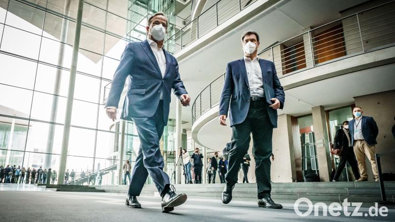 Markus Söder (CSU, r), Ministerpräsident von Bayern und CSU-Vorsitzender, kommt neben Armin Laschet, CDU-Bundesvorsitzender, zu einer Pressekonferenz. Symbolbild: Michael Kappeler