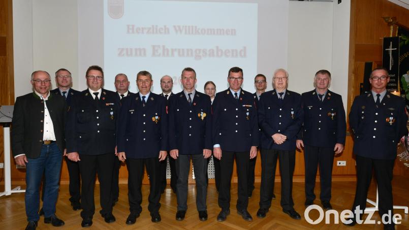 Stellvertretender Landrat Albert Nickl (links) überreichte das Staatliche Ehrenzeichen in Gold für 40-jährigen aktiven Dienst bei der Feuerwehr Parkstein an Hans Wittmann, Paul Bäumler, Hans Witt, Kurt Witt, Ewald Köstler und Franz Kick (von links), Markus Mages (rechts) wurde mit dem Staatlichen Ehrenzeichen in Silber für 25-jährige aktive Dienstzeit geehrt. Bild: bey