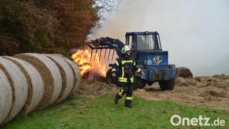 Immer wieder züngelten die Flammen aus den Strohballen. Bild: dob