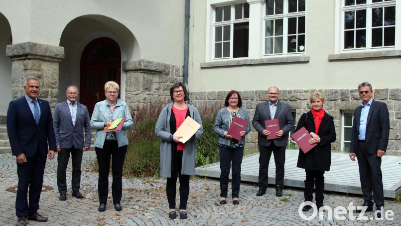 Die Amtsleitung, der Personalrat und der Personalchef gratulierten zu den Dienstjubiläen. Von links: Landrat Roland Grillmeier, Personalratsvorsitzender Max Bindl, die Jubilare Christina Heim, Elfriede Dietrich, Sieglinde Frank, Wolfgang Fenzl und Elisabeth Reger sowie der Leiter der Personalverwaltung, Walter Brucker; nicht mit im Bild: Sandra Hütl und Kerstin Kuge. Bild: Fabian Polster/Landratsamt Tirschenreuth/exb