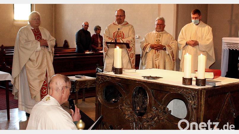 Die Geistlichen rund um Dekan Johannes Lukas (Dritter von rechts) führen Pfarrer Heller (vorne) in Rothenstadt in sein Amt ein. Bild: R. Kreuzer