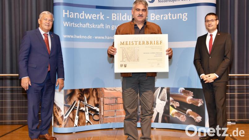 Maurer- und Zimmerermeister Michael Ludwig Pregler (Mitte) aus Bechtsrieth erhielt von Kammervizepräsident Gerhard Ulm (links) und Geschäftsführer Alexander Stahl seinen Goldenen Meisterbrief. Bild: Foto Schwarz/exb