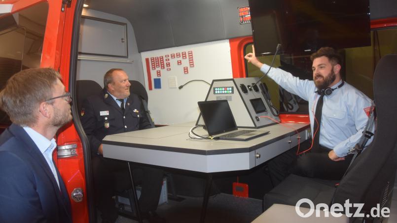 Bürgermeister Sebastian Dippold (rechts) kennt sich schon perfekt aus im neuen &quot;ELW 1&quot;. Dem Feuerwehrreferenten Martin Filchner zeigt er den Bildschirm, der die Drohnenaufnahmen wiedergibt. Kommandant Michael Spranger (von links) kennt das natürlich alles. Bild: fz
