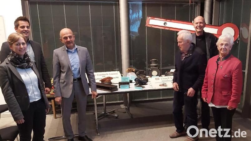 Die Mitwirkenden der Eisenbahn-Veranstaltung zusammen mit dem Bürgermeister vor der Ausstellung von Erinnerungsstücken. Von links: Maria Ahlemeyer, Rudolf M. Teplitzky, Georg Lang, Ludwig Berger, Siegfried Rossmann und Emmi Schießl. Bild: slu