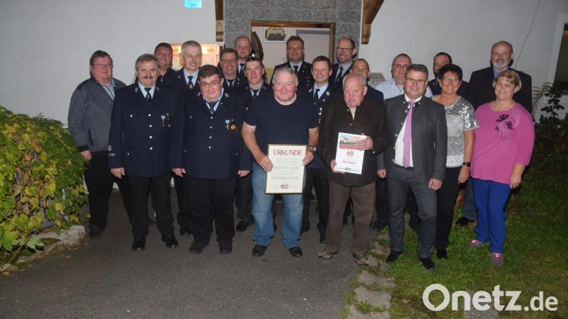 Die Feuerwehr Bernstein ehrt treue Mitglieder. Michael Röckl (vorne, Zweiter von rechts) ist 60 Jahre dabei, Andreas Weidner (vorne, Mitte) ist neues Ehrenmitglied.. Bild: fz