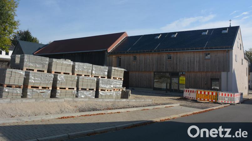 Ende Oktober sollen die Außenanlagen und die Gestaltung der Parkplätze beim Schafferhof in Angriff genommen werden. Dies teilte jetzt Bürgermeister Max Bindl im Marktrat mit. Bild: jr