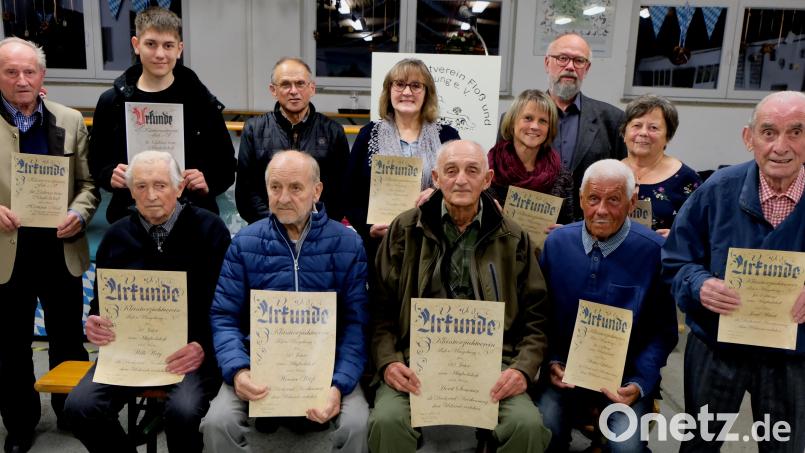 Lob, Dank und Anerkennung gab es in der Jahreshauptversammlung des Kleintierzuchtvereins. Unter den Jubilaren befanden sich Ehrenmitglied Werner Witzl (sitzend Zweiter von links ) und Ehrenvorsitzender Horst Sommer (sitzend Zweiter von rechts ). Bild: le