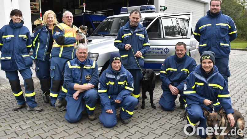 Die Rettungshundestaffel des THW Sulzbach-Rosenberg nach der Rückkehr aus Tschechien: mit Einsatzleiter Harald Eßner (Dritter von rechts) und Gruppenführer Horst Ott (Vierter von links) Bild: Petra Hartl