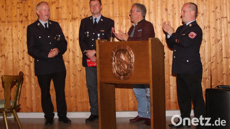 Der scheidende Kommandant der Feuerwehr Wiesau, Thorsten Meiler (Zweiter von links) wurde mit stehenden Ovationen verabschiedet. Meiler bleibt der Vereinsspitze aber treu. Sein neues Aufgabengebiet ist das Schriftführeramt. Zudem im Bild (von rechts) Christian Blohmann und Bürgermeister Toni Dutz sowie links Vorsitzender Manfred Beer. Bild: wro
