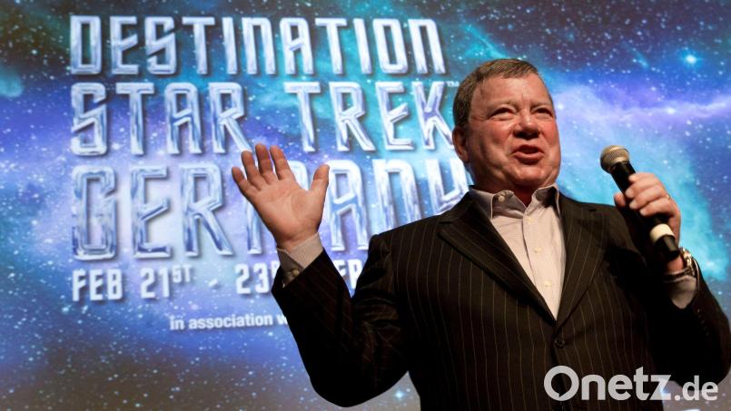 Schauspieler William Shatner, bekannt geworden als Captain Kirk in der Fernsehserie „Star Trek“, bei einer Pressekonferenz. Shatner soll erstmals wirklich ins All fliegen. Foto: picture alliance / dpa Bild: Frank Rumpenhorst