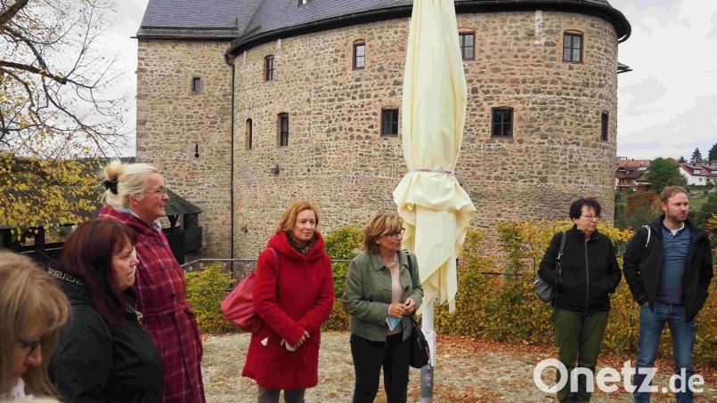 Die deutschen und tschechischen Lehrer vor der Burg Falkenberg mit Dolmetscherin Lenka Uschold (Vierte von links) Bild: njn