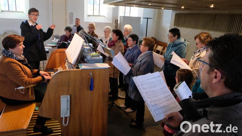 Nach zwei Jahren Pause ist der Kirchenchor in der Pfarrkirche St. Johannes der Täufer unter Leitung des 18-jährigen Jonas König aus Neustadt wieder zu hören. Bild: le