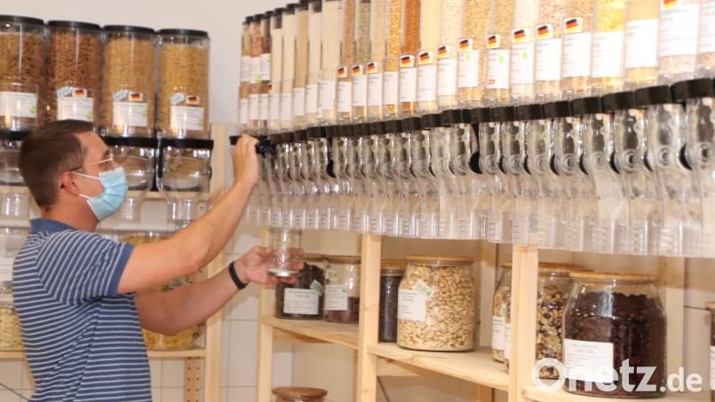 Im Unverpackt-Laden "Quantum satis" in Schwandorf kann man auch kleine Mengen erwerben, etwa Reis oder Nudeln in Bio-Qualität, wie sie dieser Kunde gerade in ein eigenes Gefäß abfüllt. Bild: Dobler