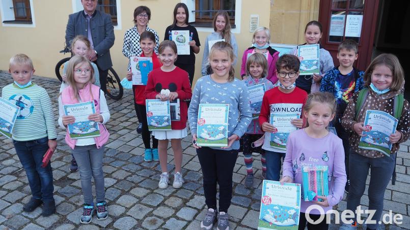 Über 700 Bücher haben die Leseratten der Pfreimder Stadtbibliothek im Ferienclub gelesen. Dafür gab es nun Preise im Losverfahrenen, und manche sahnten dabei gleich mehrfach ab. Den Hauptgewinn holte sich Franziska Schreyer (im grau gemusterten Shirt in der Mitte). Bürgermeister Richard Tischler und Büchereileiterin Irmi Sittl (im Hintergrund) gratulierten. Bild: bl