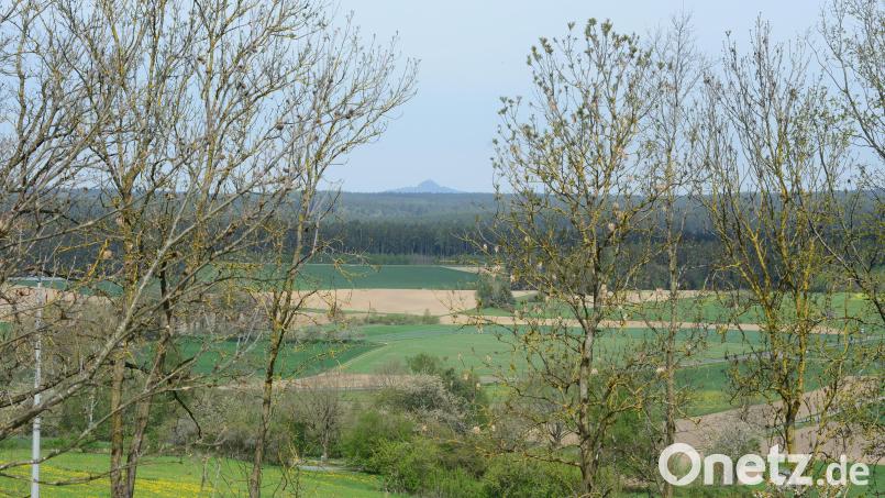 Vom Raiffeisenparkplatz Parkstein geht der Blick Richtung Rauer Kulm. Etwa hinter den hellen landwirtschaftlichen Flächen (Bildmitte, quer) wären die drei bis vier Windräder nahe Schwand vorgesehen. Die Bürger sollen nun entscheiden, ob sie grundaätzluch für eine solche Sondernutzung wären. Bild: bey