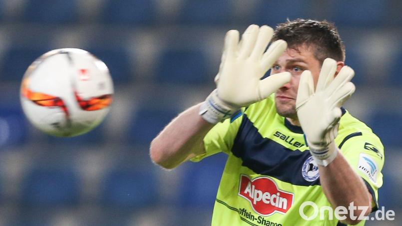Wolfgang Hesl (hier im Jahr 2016 im Dress von Arminia Bielefeld) wehrt einen Ball ab. Mittlerweile ist der Schwarzenfelder längst wieder in der Heimat und hütet beim Landesligisten SC Ettmannsdorf das Tor. Er hat mit seinem Team auch eine bemerkenswerte Statistik vorzuweisen. In 10 von 15 Spielen blieb der Sportclub bisher ohne Gegentor. Bild: Friso Gentsch/dpa