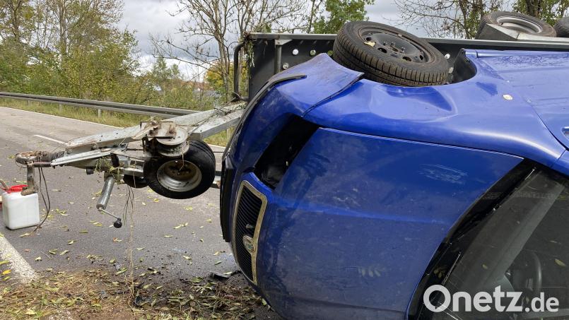 Samt einem Kleinwagen löste sich bei Freudenberg ein Anhänger vom Zugfahrzeug. Der Fahrer kam mit dem Schrecken und einem Schaden von rund 5000 Euro davon. Bild: Polizeiinspektion Amberg
