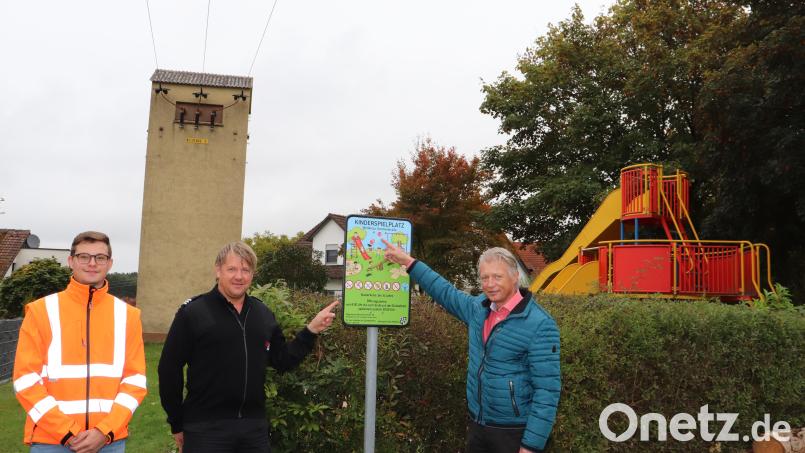 Bürgermeister Lothar Müller, der Leiter der integrierten Leitstelle, Jürgen Meyer, und Jonas Würner vom Bauamt Plößberg (von rechts) stellten die neue Beschilderung der gemeindlichen Spielplätze vor. Im Bild sieht man das Schild beim Spielplatz in der Sonnenstraße in Wildenau. Bild: flt