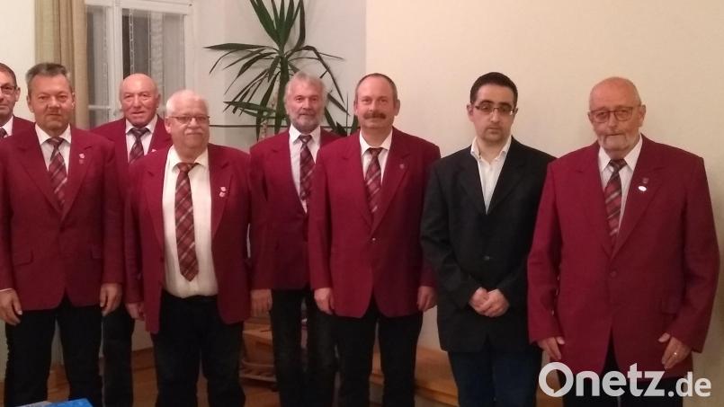 Der neue Vorstand mit (von rechts) Bürgermeister Bernhard Köller, Chorleiter Wolfgang Prasse und Sängergruppen-Geschäftsführer Christian Fink. Bild: wku