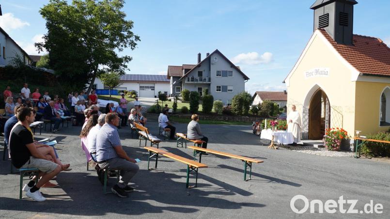 Pfarrer Josef Irlbacher feiert zum 25-jährigen Jubiläum der Dorfkapelle Döswitz mit den Gläubigen aus dem Dorf und der Umgebung einen Dankgottesdienst. Bild: ads