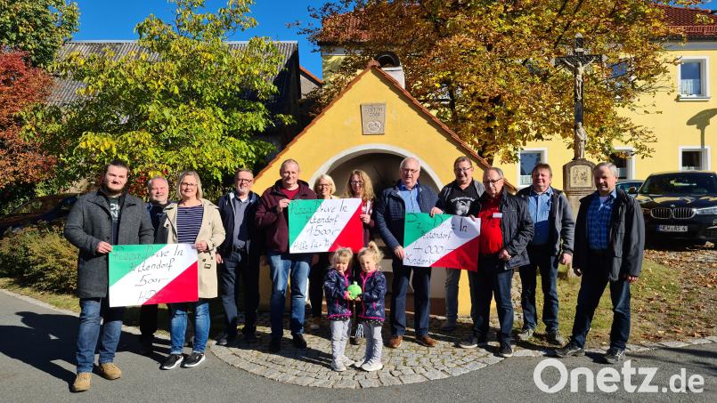 Die Kinderkrebshilfe Oberpfalz Nord, der Verein &quot;Hilfe für Anja&quot; und das Heilpädagogische Zentrum Irchenrieth freuen sich über insgesamt 6000 Euro Spenden aus dem Pizza-Verkauf der Dorfgemeinschaft Altendorf. Bild: sne