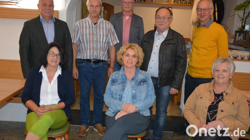 Neuwahlen gab es beim Musikverein Konnersreuth. Im Bild (sitzend, von links) Elvira Schiedeck, Susanne Ernst und Elisabeth Kien sowie (stehend, von links) Vorsitzender Detlev Ernst, Armin Scharnagl, Bürgermeister Max Bindl, Josef Strauß und Konrad Härtl. Bild: jr