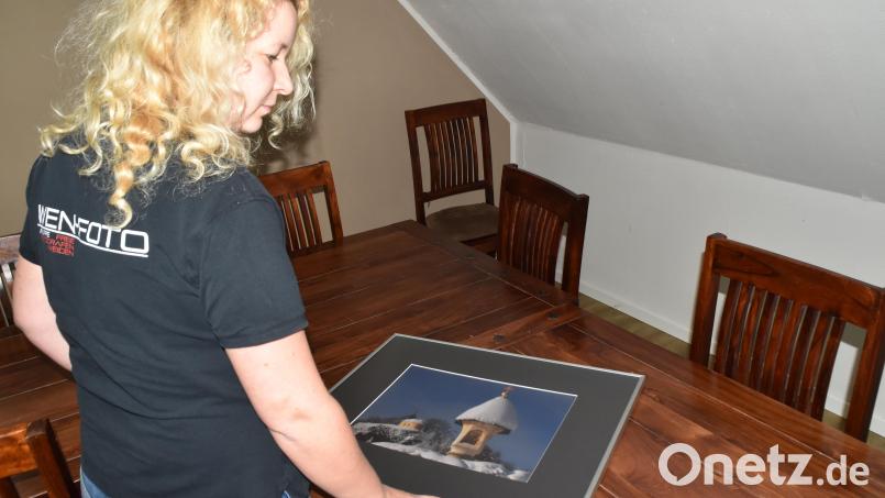 &quot;Freie Fotografen&quot;- Präsidentin Zaneta Weidner begutachtet ein Bild von &quot;Altmeister&quot; Dieter Neumann. Es wird in der Ausstellung &quot;Geotope vor der Linse&quot; im &quot;Vulkanerlebnis Parkstein&quot; zu sehen sein. Bild: hcz