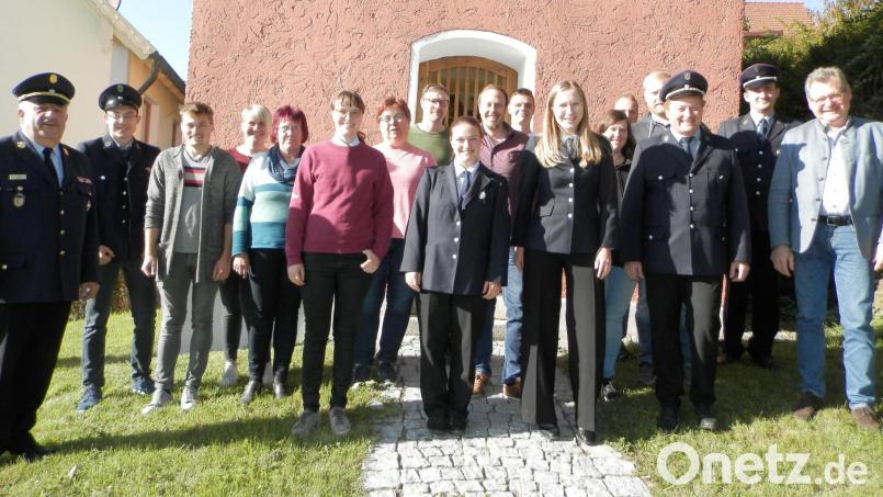 In der Vorstandschaft der Rottendorfer Feuerwehr haben zwei Frauen das Sagen. Vorsitzende ist Anja Praß (Siebte von rechts), ihre Stellvertreterin Renate Baier (links daneben). Unser Bild zeigt das neue Führungsteam. Bild: nia