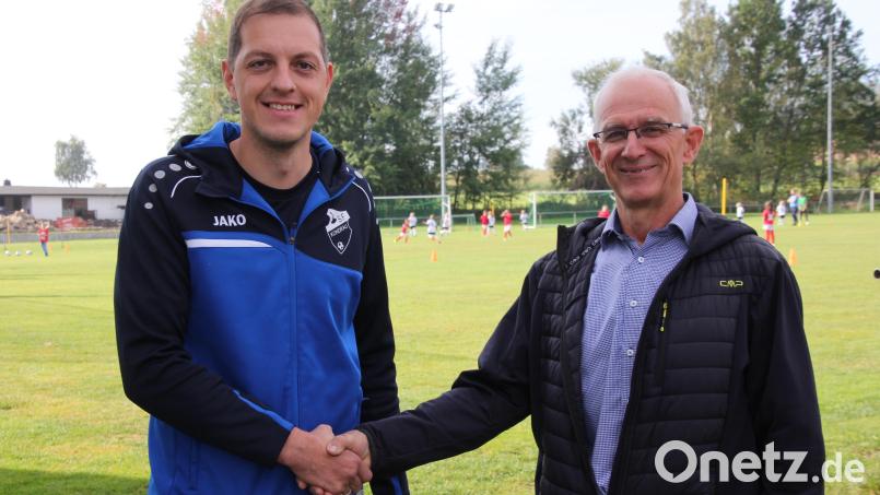 Vereins-Ehrenamtsbeauftragter Ernst Döllinger (rechts) gratuliert Manuel Enders zum BFV-Ehrenamtspreis. Bild: kro