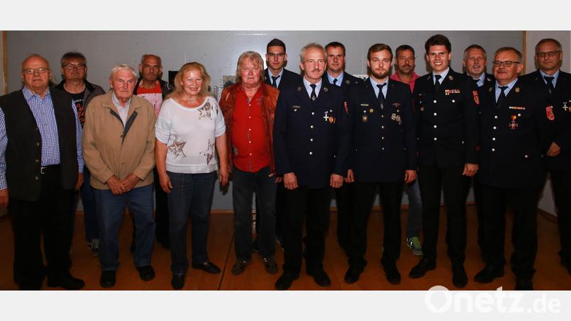 Vorsitzender Günther Schinder (Zweiter von rechts) ehre zahlreiche langjährige Mitglieder der Wolfsbacher Feuerwehr. Kommandant Dominik Ernst (Vierter von rechts) spricht zwei Beförderungen aus. Bild: egl