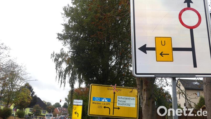 Die Schilder zeigen die Umleitung von Eschenbach nach Grafenwöhr an. Manche Autofahrer suchen sich aber lieber einen Schleichweg. Bild: Walter Herrmann