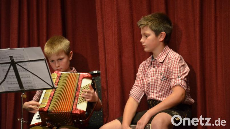 Als &quot;neue Theatermuse&quot; begeistert ein junges Geschwisterpaar mit altbayerischer Volksmusik zwischen den Sketchen. Bild: fjo