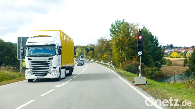 Zwischen der Kreuzung Sassenhof und dem Parkplatz an der Umgehungsstraße ist auf der B22 bei Erbendorf die Straße halbseitig gesperrt. Eine Ampel regelt den Verkehr. Bild: njn