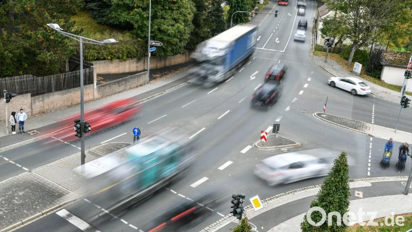 So mancher Landkreisbürger kann in Zukunft womöglich auf einen Zweitwagen verzichten, wenn es Mobilitätsstationen gibt. Wenn die Menschen mehr mit E-Scooter und Lastenrädern unterwegs sind, sinkt vielleicht sogar mancherorts die Verkehrsbelastung wie hier in Marktredwitz. Bild: Florian Miedl/fph