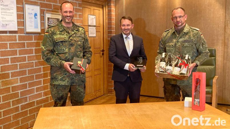 Oberstleutnant Thorsten Wallschus (links) folgt auf Oberstleutnant Sven Zickmantel (rechts). Oberbürgermeister Jens Meyer verabschiedet sich vom scheidenden Kommandeur. Bild: Stadt Weiden/exb