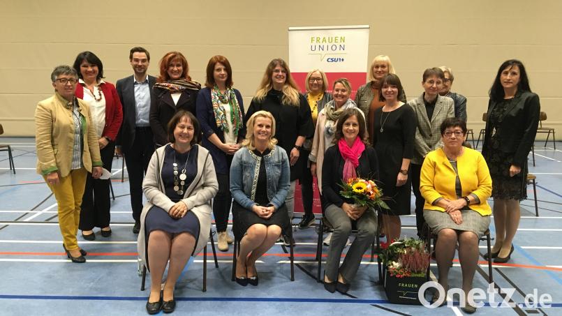 Susanne Reithmayer (sitzend, Zweite von rechts) ist neue Vorsitzende des Kreisverbandes Neustadt/WN der Frauen-Union. Als Stellvertreterinnen wurden Anett Kamm, Andrea Lang (sitzend, von links) und Marianne Lebegern (sitzend, rechts) gewählt. Stellvertreterin Anita Stauber. Tanja Schiffmann (rechts) hatte schon vor längerer Zeit ihren Verzicht auf eine Wiederwahl erklärt. Bild: bey