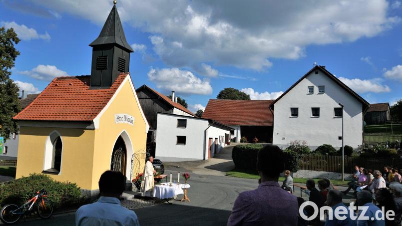 Die Kapelle in Döswitz kann heuer auf ihr 25-jähriges Bestehen zurückblicken. Pfarrer Josef Irlbacher zelebriert dazu mit den Dorfbewohnern an dem Kirchlein eine Messe. Bild: ads