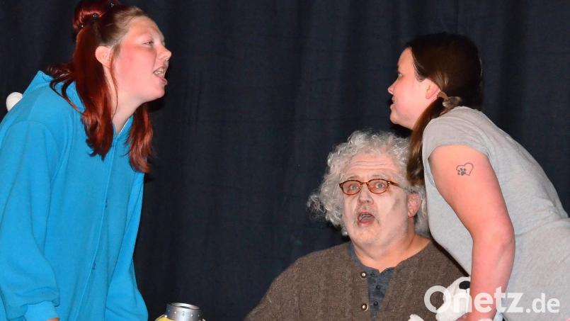 Bianca Grötsch (links) und Celine Plohmann erfreuen als Nachwuchs nicht nur Macher Josef Kleber (Mitte). Bild: fjo