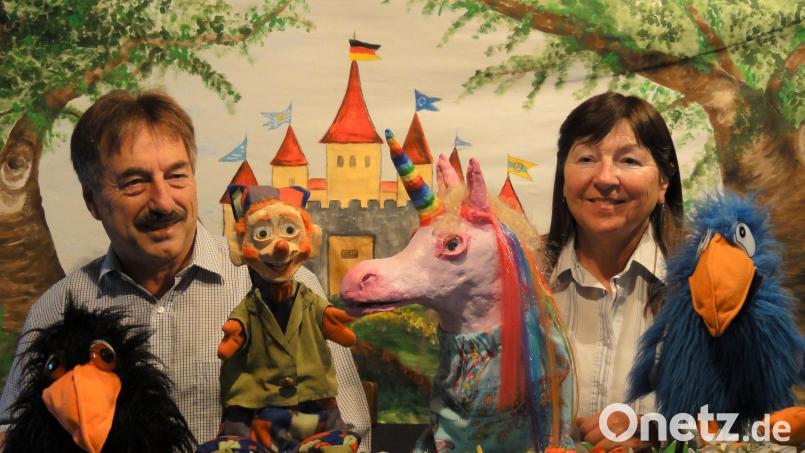 Monika und Hermann Papacek aus Edeldorf mit ihren Stars der Edeldorfer Puppenbühne. Bild: pap