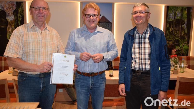 Für 15 Jahre Mitgliedschaft bekam (von links) Heinrich Hölzl von Bürgermeister Bernhard Köller und dem Vorsitzenden Günther Haller eine Urkunde und die Anstecknadel in Bronze überreicht. Bild: wku