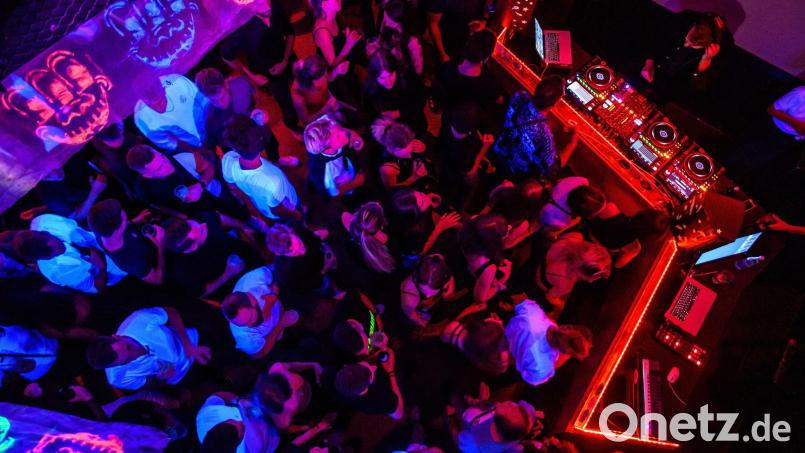 In einer Disco im Landkreis Bayreuth hat ein Mann gefeiert, der mit dem Coronavirus infiziert ist. Symbolbild: Matthias Balk/dpa
