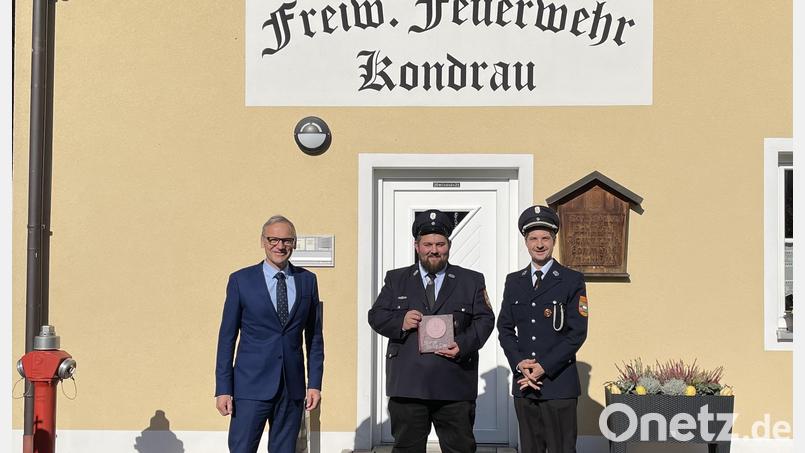 Bürgermeister Bernd Sommer zusammen mit Kommandant Christoph Frank und Stellvertreter Michael Richtmann. Bild: Stadt Waldsassen/exb